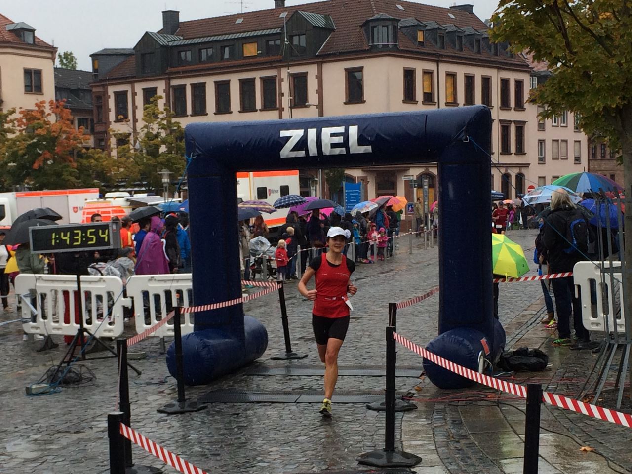 Aschaffenburger Halbmarathon 2015 - Zieleinlauf Lina Minejewa, TV Schweinheim