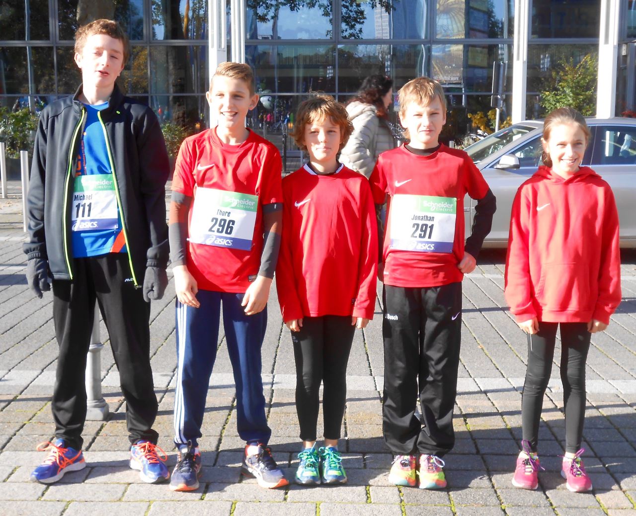 5 Kinder derLeichtathletikabteilung des TV Schweinheim beim Minimarathon in Frankfurt